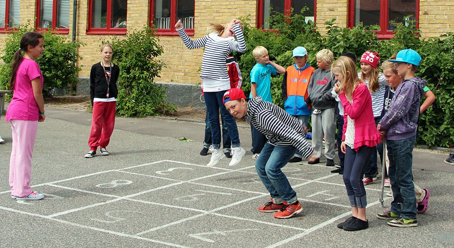 Barn på skolgård som leker