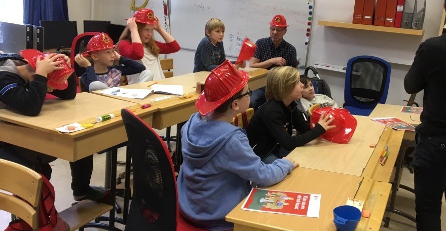Elever i skola som läsr sig om brandskydd